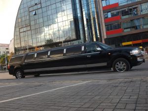 Големи лимузини за 13 човека
